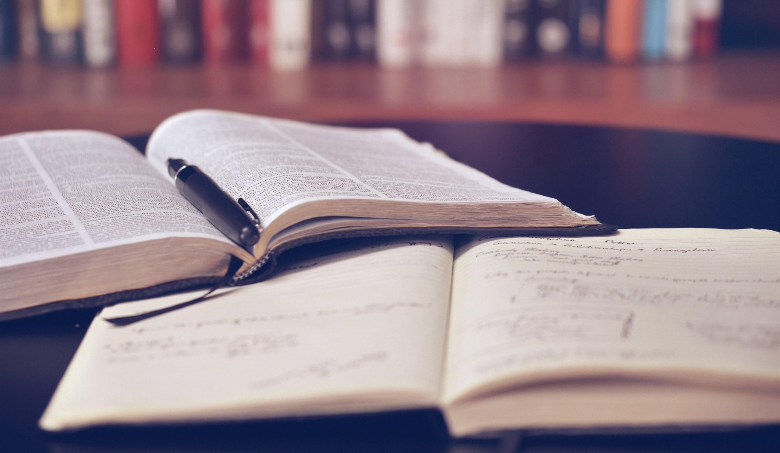 Deux livres ouverts, une bibliothèque